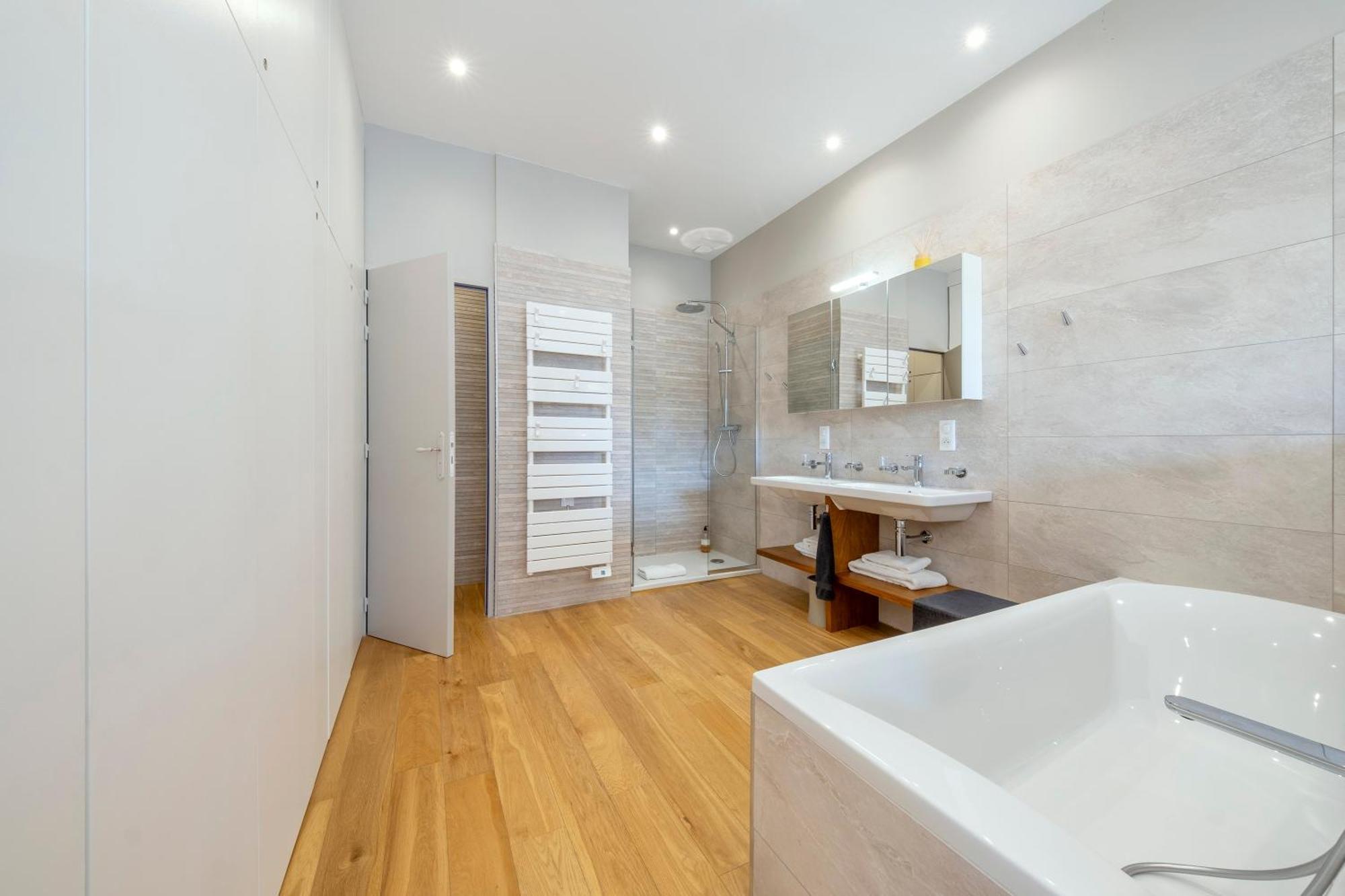 Escale Rochelaise, Gite Urbain Avec Spa Bain Nordique Et Sauna Tonneau Ла-Рошель Экстерьер фото